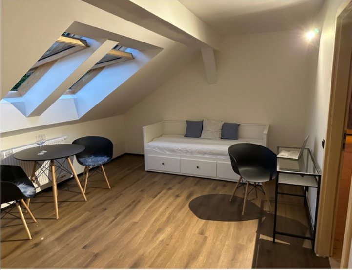 Apartmán Sovinec – obývací pokoj s kuchyní a pohovkou