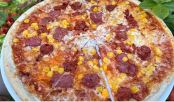Čerstvě upečená pizza