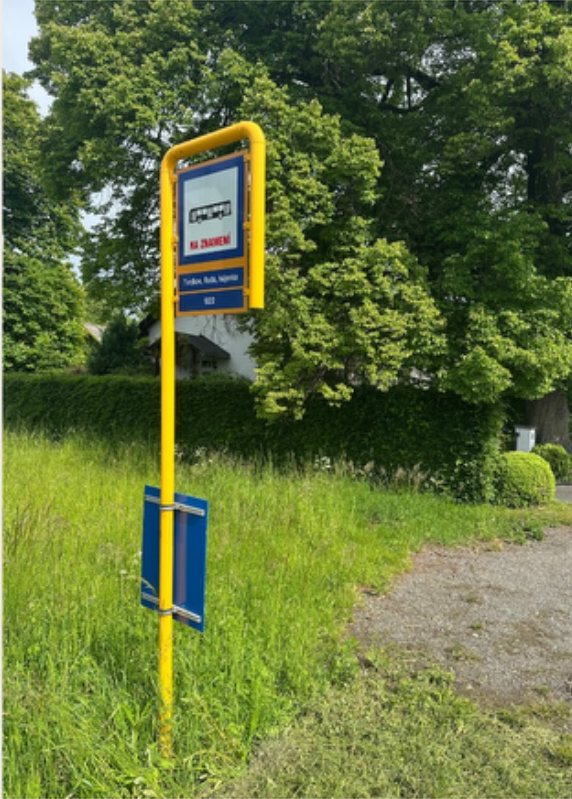 Autobusová zastávka před penzionem